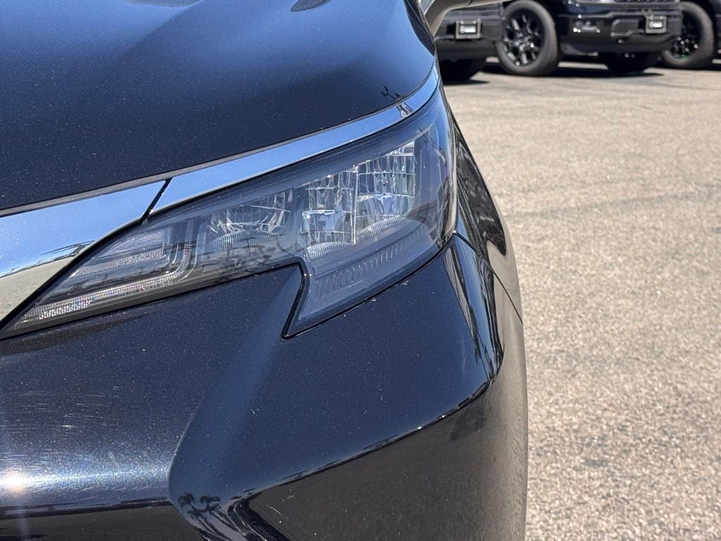 2024 Toyota Sienna XLE 8 Passenger photo 3