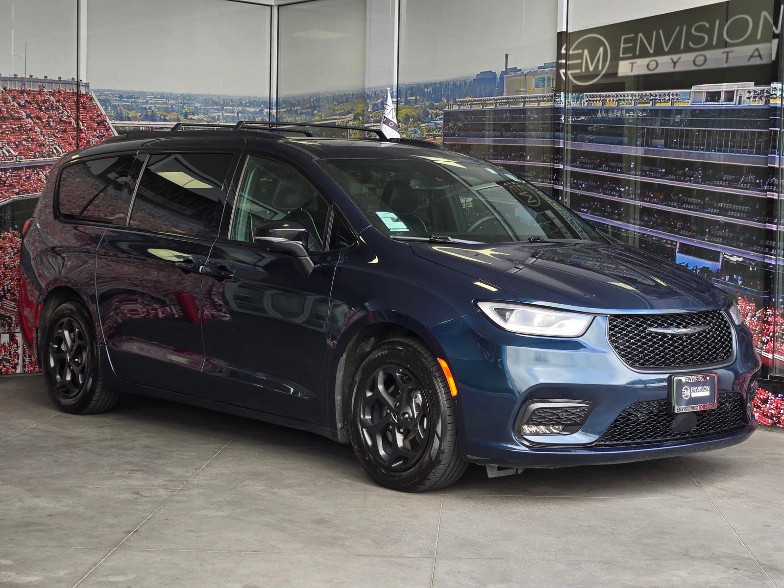 2024 Chrysler Pacifica Hybrid Select Premium S-Appearance PHEV's photo