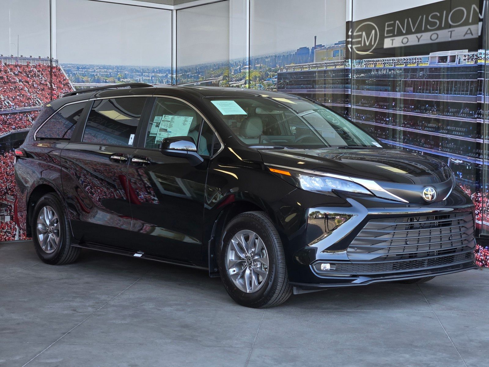2026 Toyota Sienna XLE 8-Passenger Hybrid FWD's photo