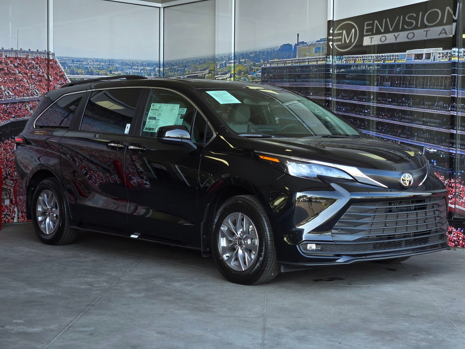 2026 Toyota Sienna XLE 8-Passenger Hybrid FWD's photo