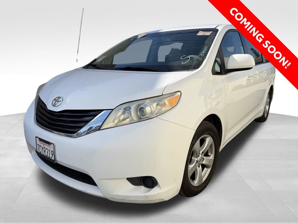 2014 Toyota Sienna LE V6 8-Passenger's photo