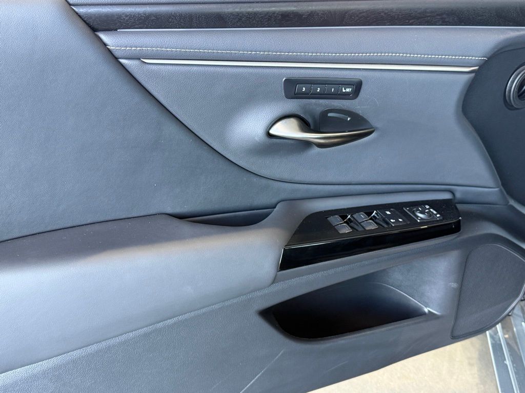 2024 Lexus ES 250 - Photo 17