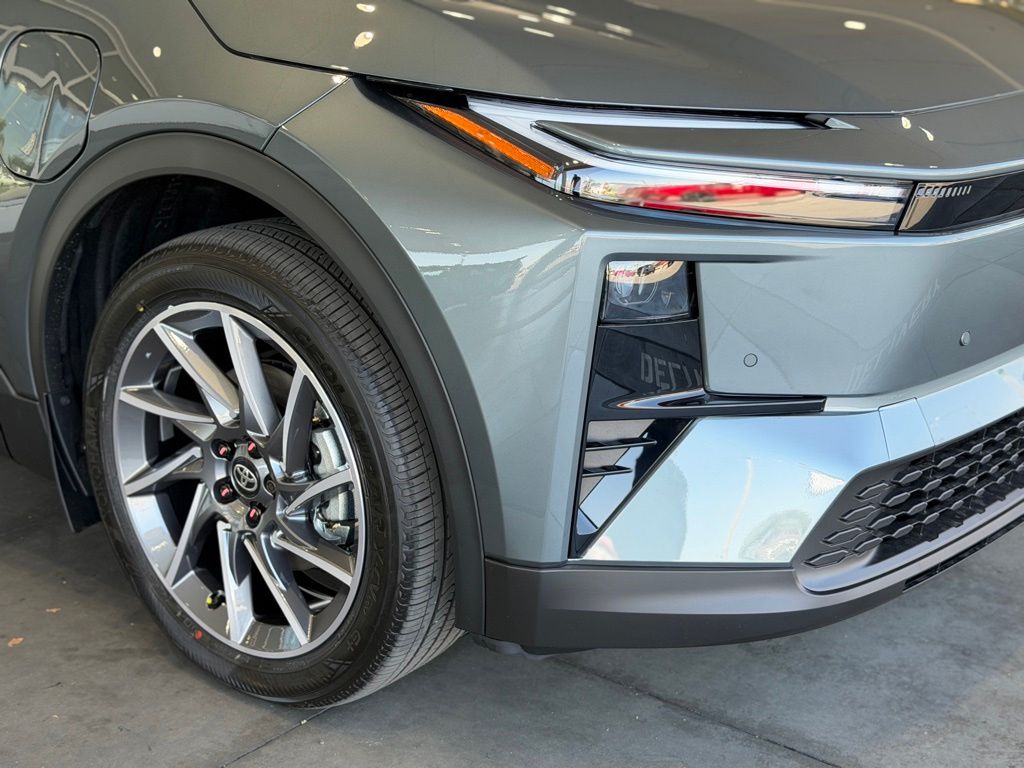 2026 Toyota C-HR XSE - Photo 8