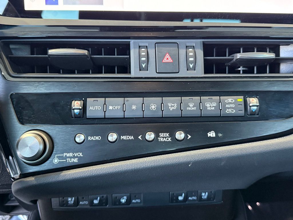 2024 Lexus ES 250 - Photo 29