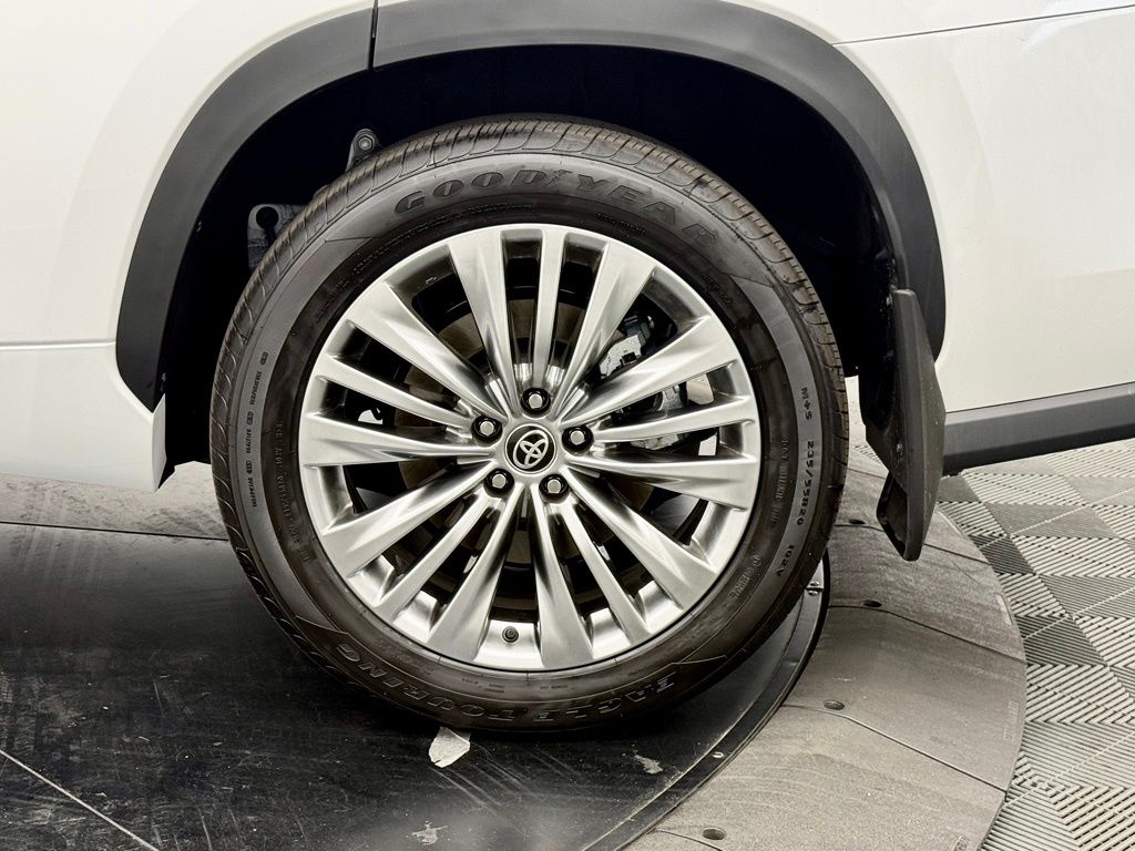 2026 Toyota Highlander Platinum - Photo 16