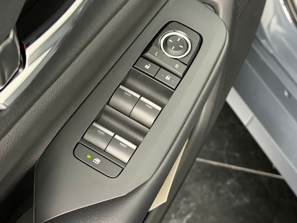 2026 Toyota Prius Plug-in Hybrid XSE - Photo 11