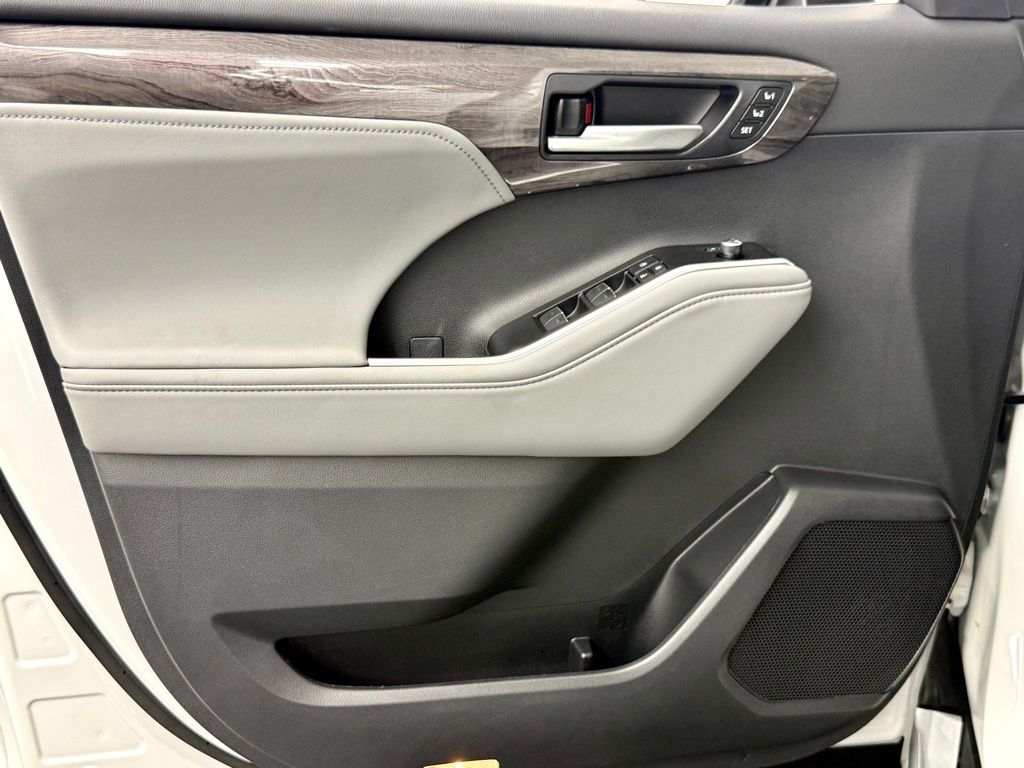 2026 Toyota Highlander Platinum - Photo 19