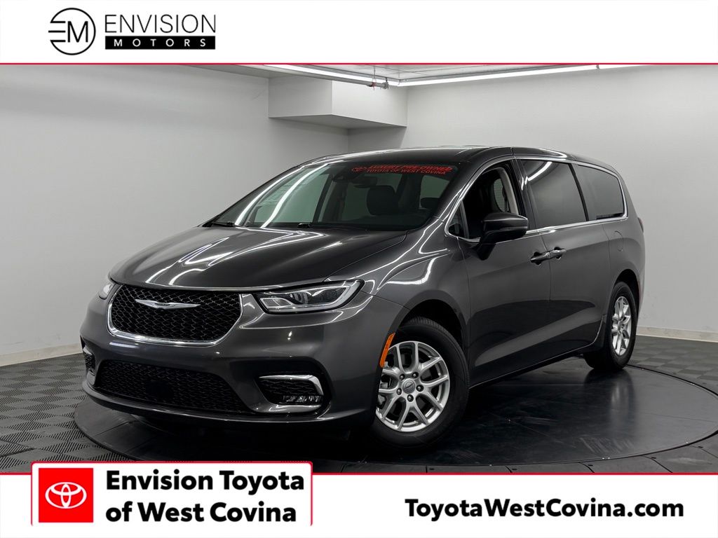 2023 Chrysler Pacifica Touring L's photo