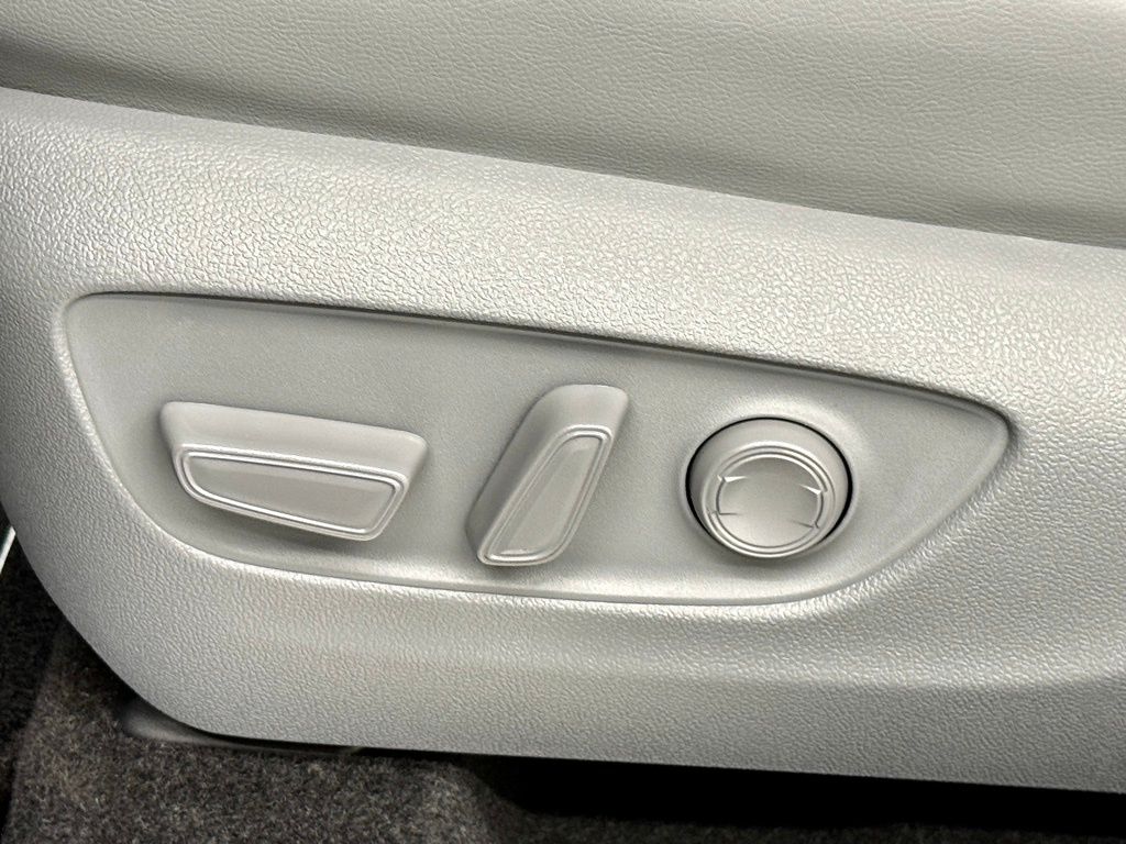 2026 Toyota Highlander Platinum - Photo 24