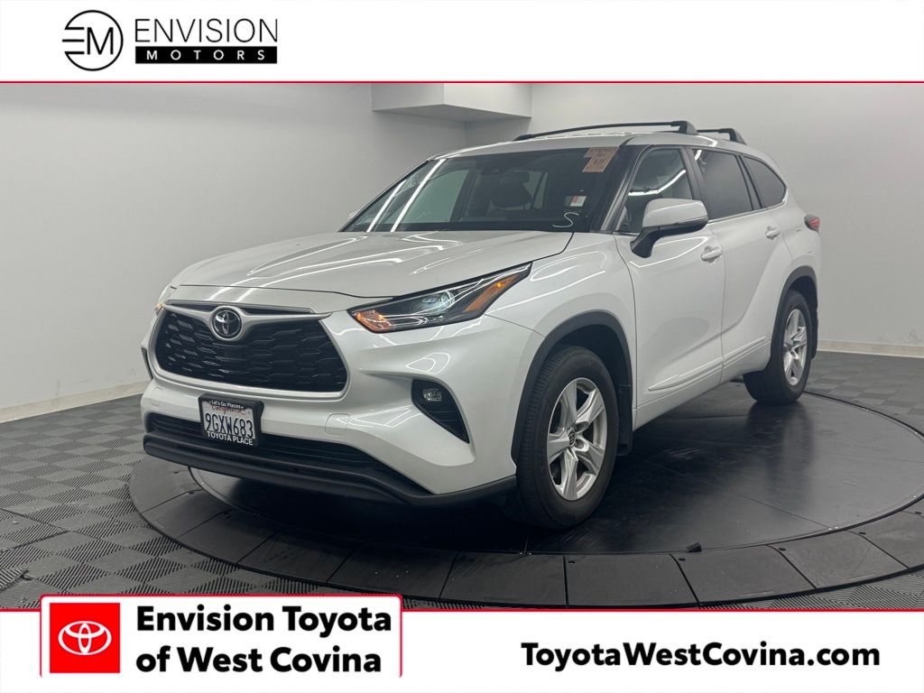 2023 Toyota Highlander LE FWD's photo
