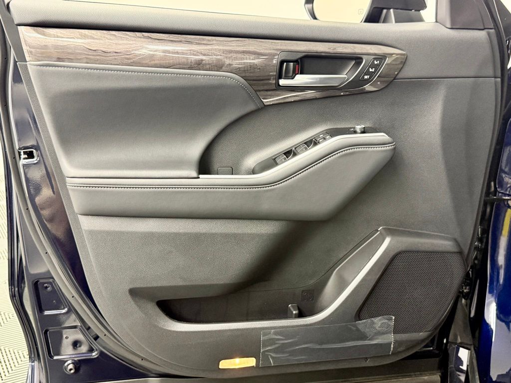 2026 Toyota Highlander Platinum - Photo 19