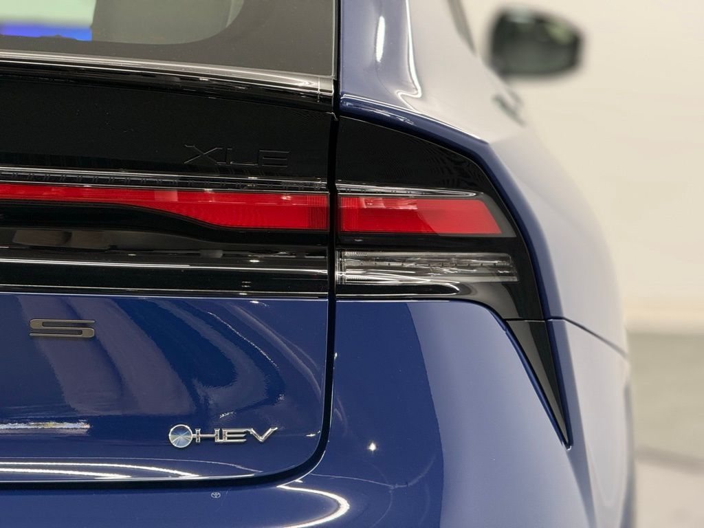 2026 Toyota Prius XLE - Photo 7