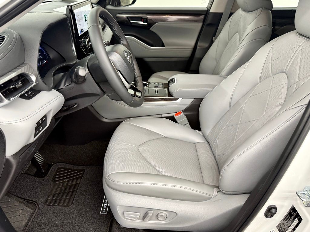 2026 Toyota Highlander Platinum - Photo 23