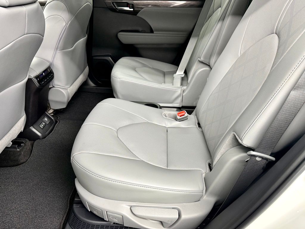 2026 Toyota Highlander Platinum - Photo 38