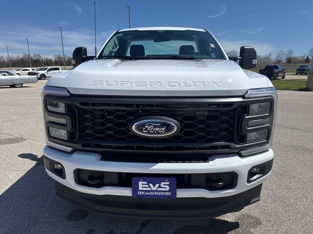 2025 Ford F-350 photo 2