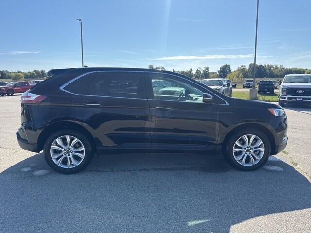 2024 Ford Edge Titanium photo 2