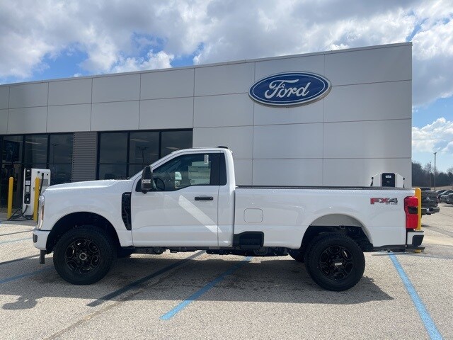 2025 Ford F-350 photo 2