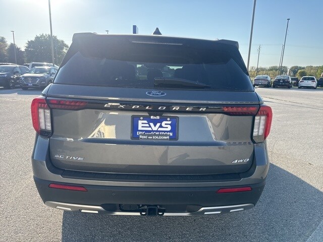 2025 Ford Explorer photo 3