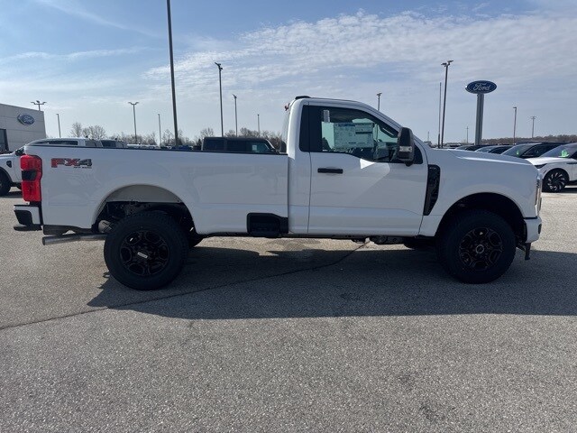 2025 Ford F-350 photo 2