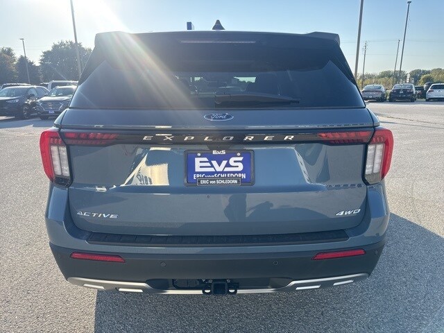 2025 Ford Explorer photo 2