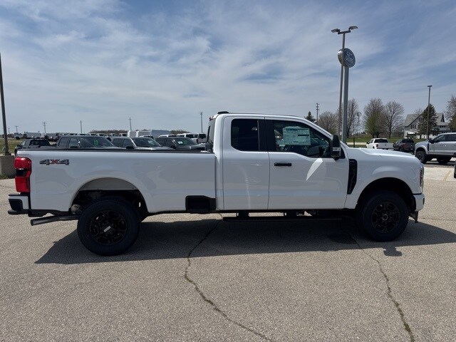 2025 Ford F-350 photo 2