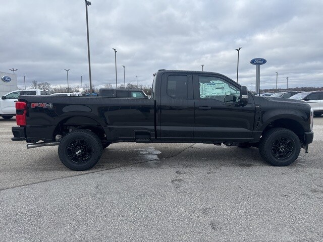 2025 Ford F-350 photo 2