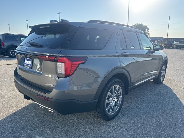 2025 Ford Explorer photo 2