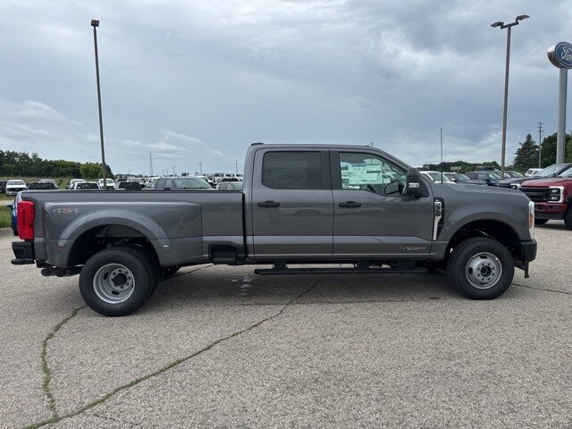 2025 Ford F-350 photo 2