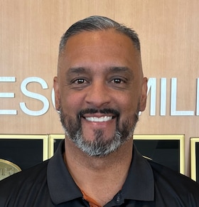 Staff member Noel Martinez from ID_2d72f94e45b6