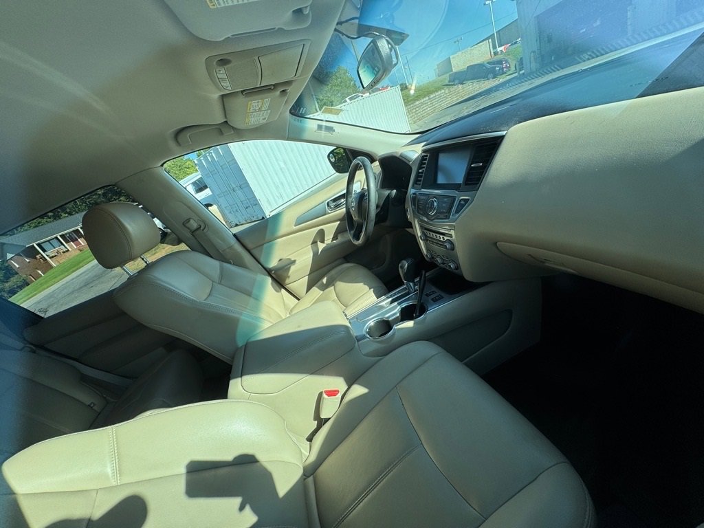 2017 Nissan Pathfinder SL photo 3