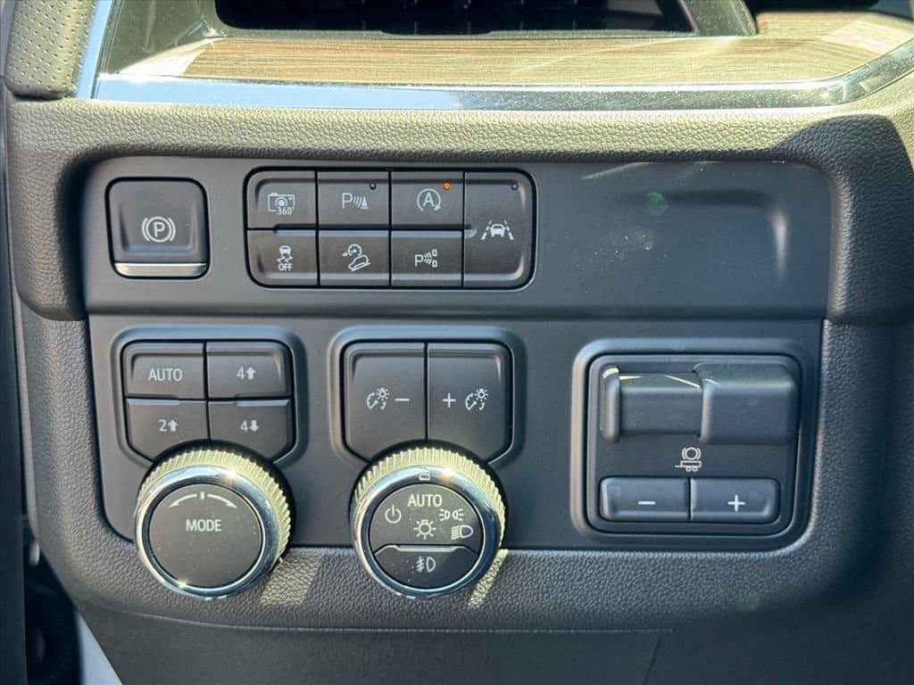 2025 Chevrolet Suburban Premier - Photo 17