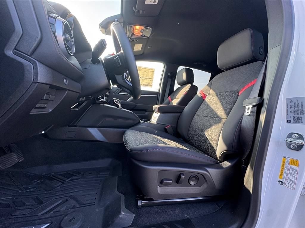 2025 Chevrolet Colorado Z71 - Photo 13