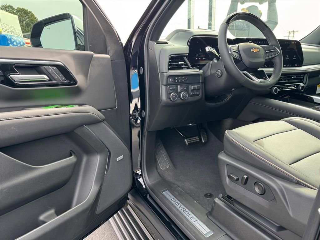 2025 Chevrolet Suburban Premier - Photo 13
