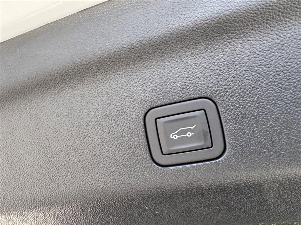 2025 Chevrolet Suburban RST - Photo 8