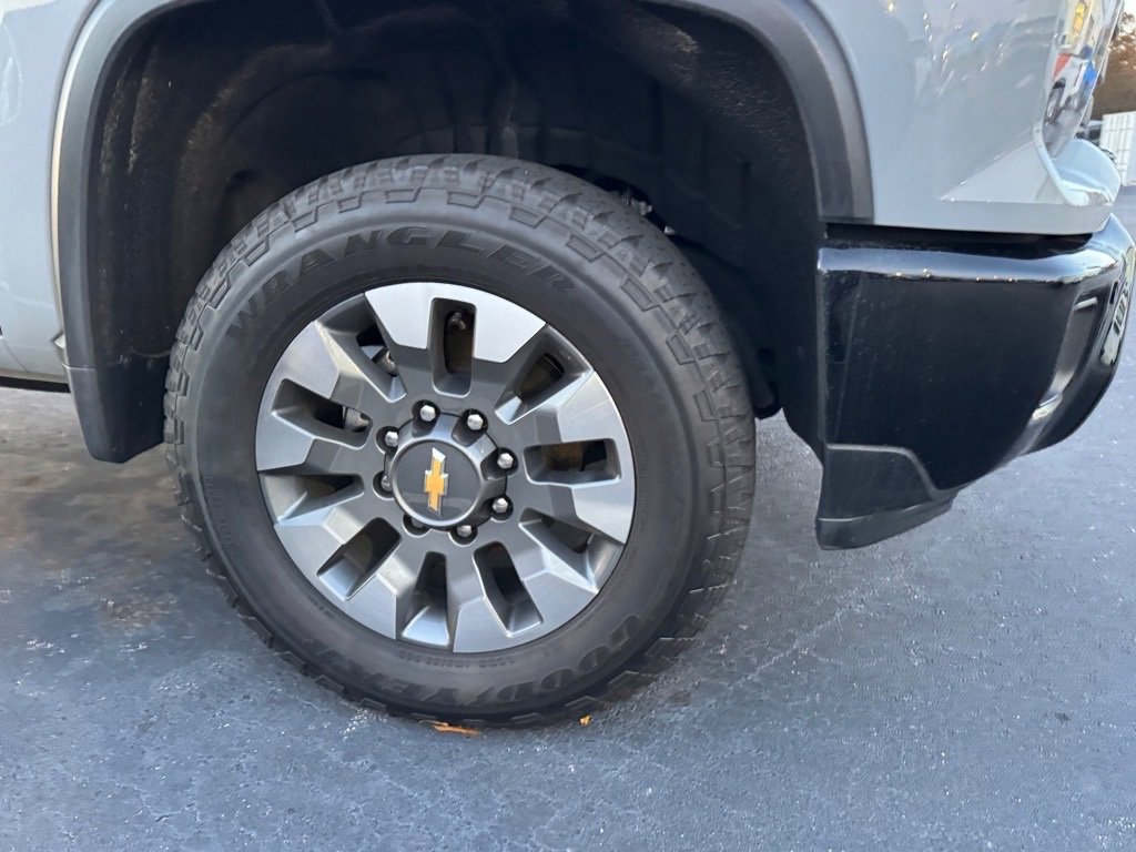 2025 Chevrolet Silverado 2500HD Custom photo 2