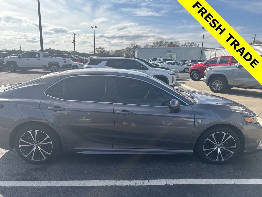 2019 Toyota Camry SE XLE photo 3