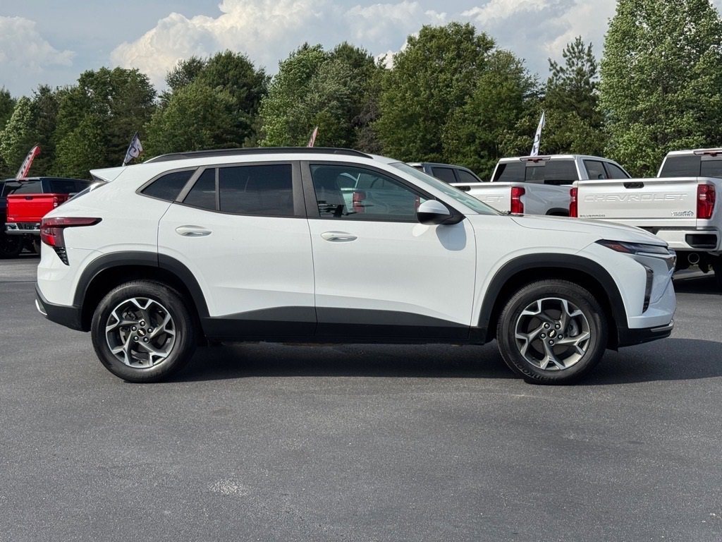 2024 Chevrolet Trax LT photo 2