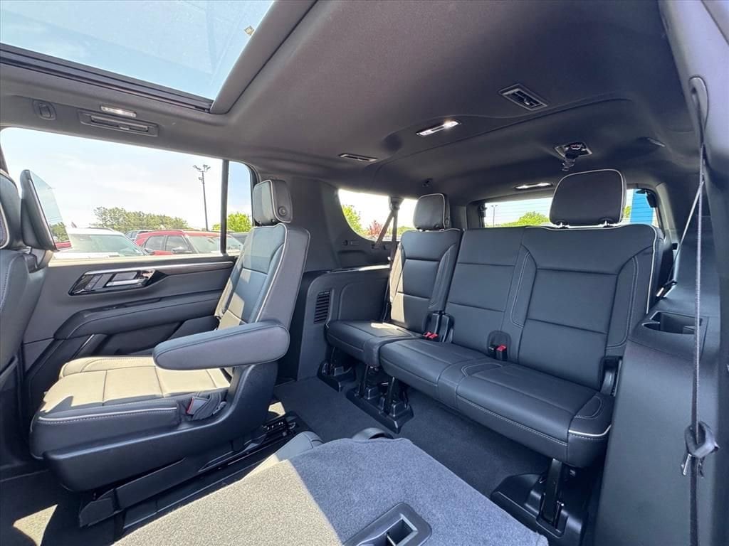 2025 Chevrolet Suburban Premier - Photo 10