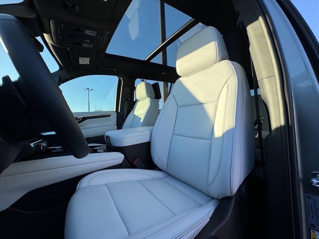 2025 Chevrolet Suburban Premier - Photo 16