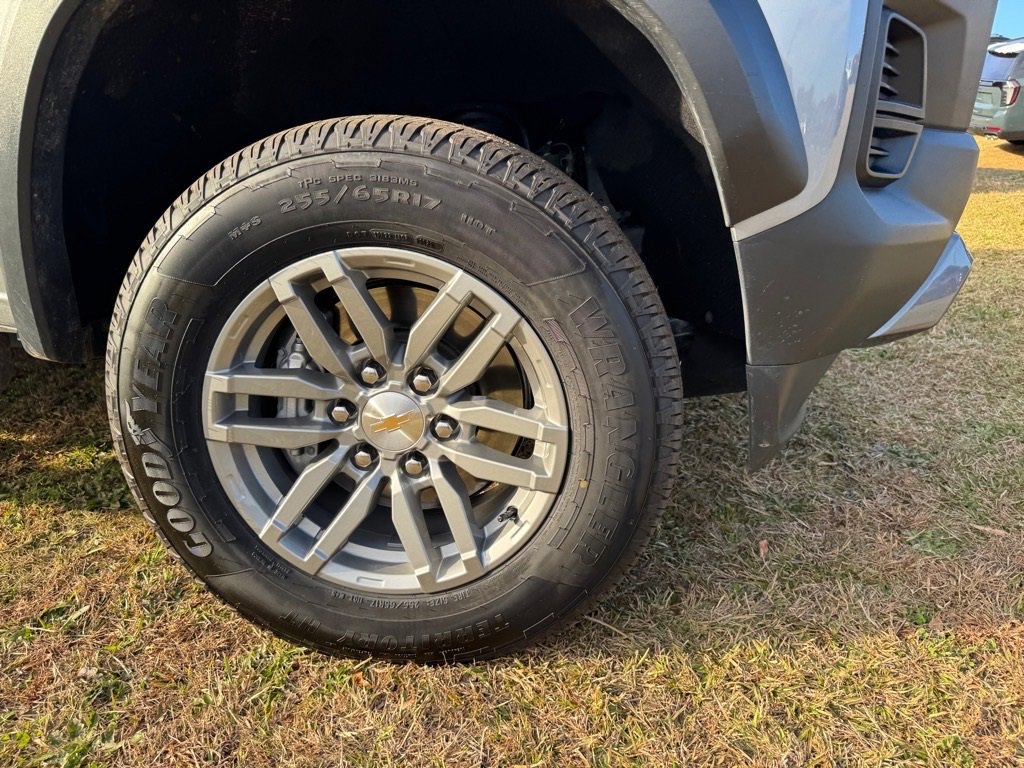 2024 Chevrolet Colorado Trail Boss photo 2