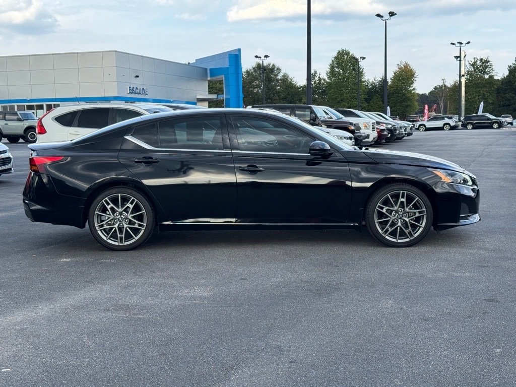 2024 Nissan Altima SR photo 2