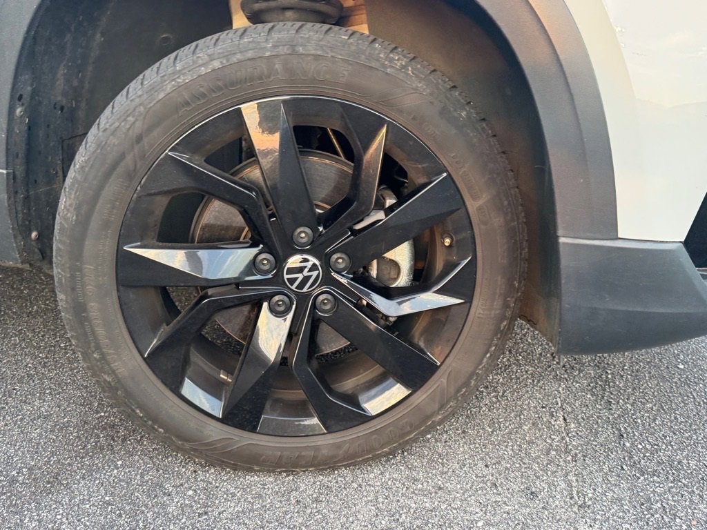 2022 Volkswagen Taos SE photo 2