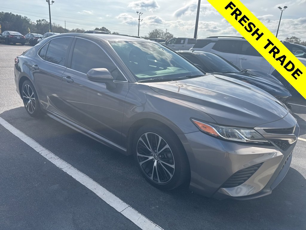 2019 Toyota Camry SE XLE photo 2