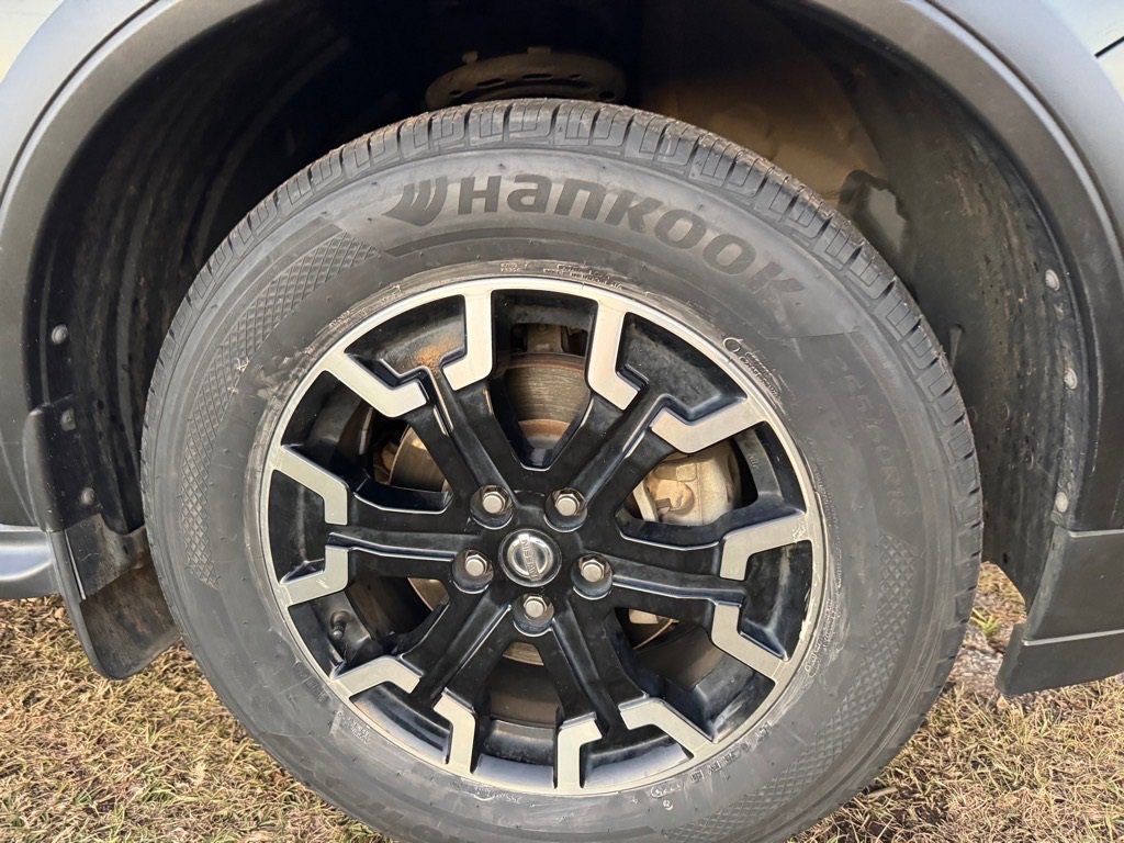 2019 Nissan Pathfinder SV photo 2