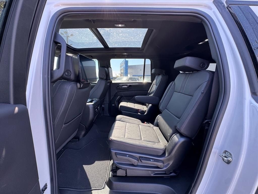 2025 Chevrolet Suburban RST - Photo 9