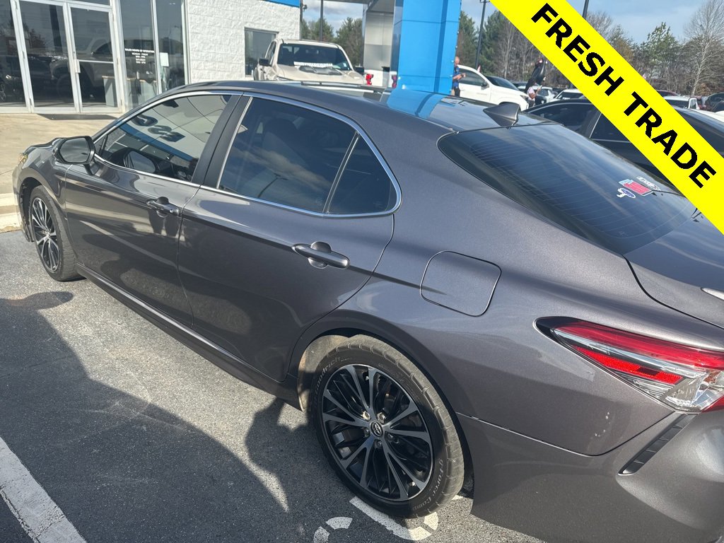 2019 Toyota Camry SE XLE photo 4