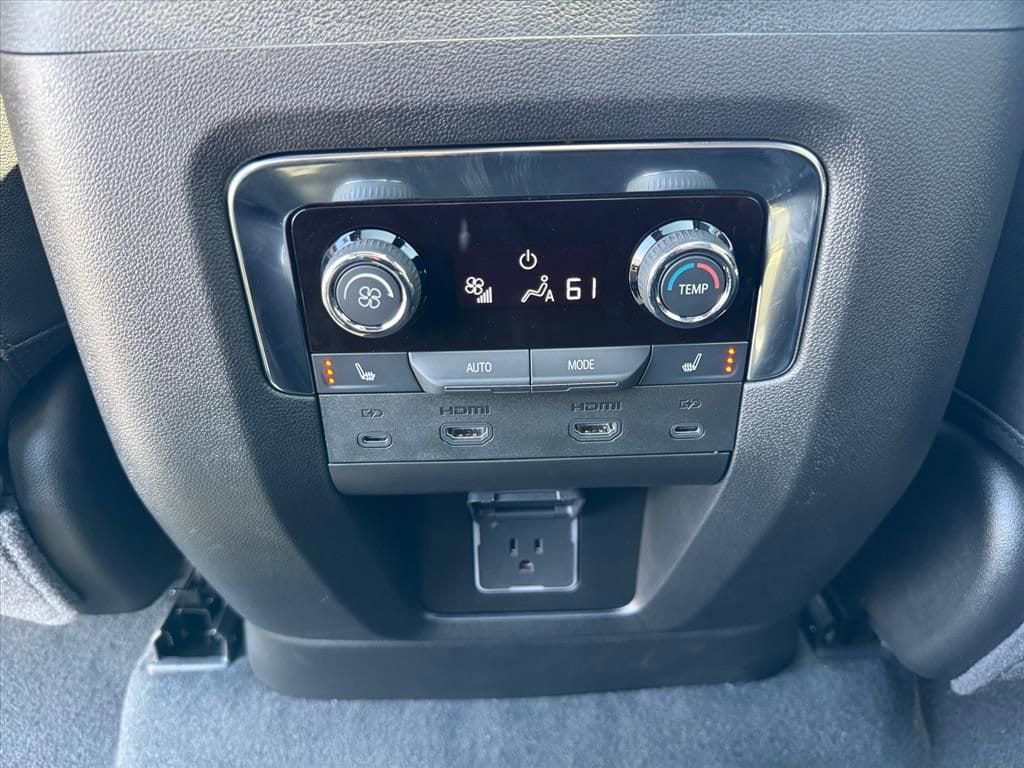 2025 Chevrolet Suburban Premier - Photo 11