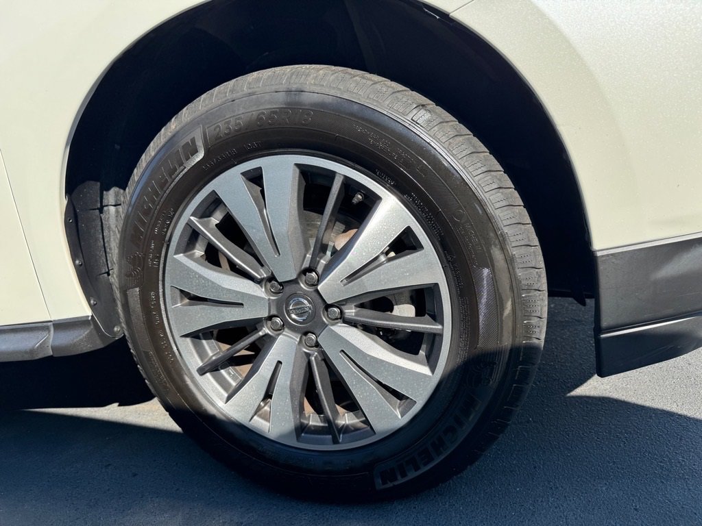 2017 Nissan Pathfinder SL photo 2