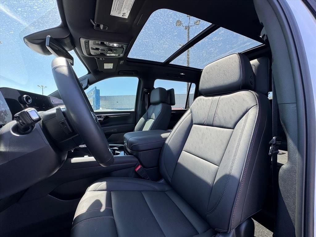 2025 Chevrolet Suburban RST - Photo 17