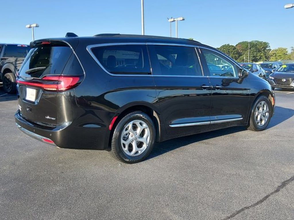 Used 2023 Chrysler Pacifica Limited Minivan/Van